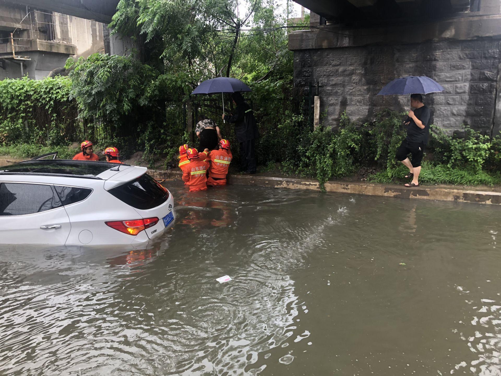 “8号台风温情速递：温馨预报与美好同行”